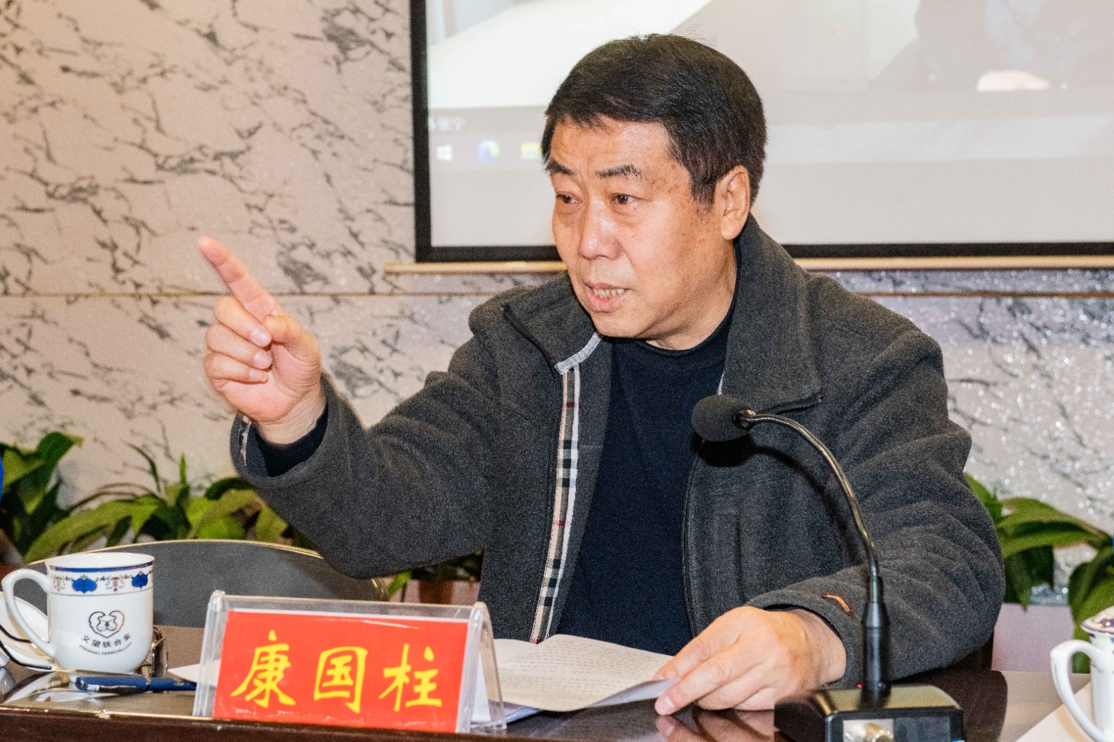 總經(jīng)理康國柱做工作總結(jié)